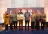 Dokpim Pemkot Sukabumi Caption : Wali Kota Sukabumi, Achmad Fahmi saat menerima penghargaan dari Kemendagri