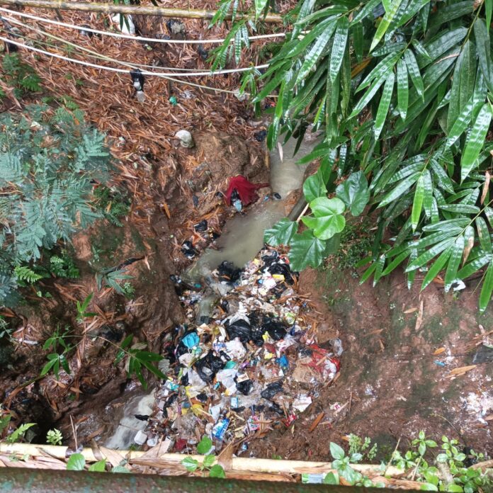 masyarakat membuang sampah ke Jurang di salah satu kampung, kota Bandung Jawa Barat