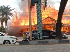 Kebakaran RM Ampera Soekarno Hatta Rancabolang hari ini Kamis, 12 Januari 2023. /twitter @intanrm