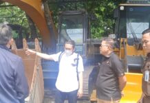 Pegawai Kejari Cirebon Bersama tersangka Meninjau Barang Bukti Di lapangan(Foto: Jabartrust.com)