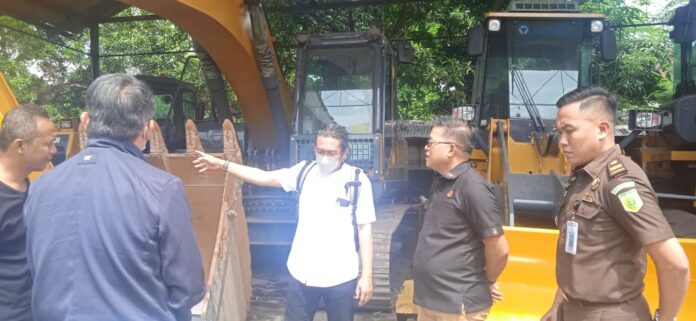 Pegawai Kejari Cirebon Bersama tersangka Meninjau Barang Bukti Di lapangan(Foto: Jabartrust.com)