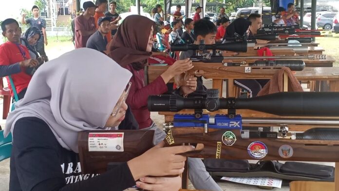 atlit petembak melatih kemampuan di acara latber menembak tingkat Jawa