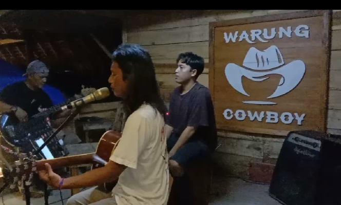 suguhan musik akustik di Warung Cowboy